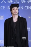 小田切让怪异装登红毯抢镜 获最佳男配角提名