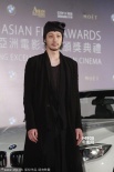 小田切讓怪異裝登紅毯搶鏡 獲最佳男配角提名