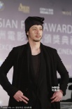 小田切讓怪異裝登紅毯搶鏡 獲最佳男配角提名