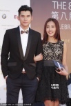 陈家乐携手王嘉慧亮相红毯 露齿微笑英俊帅气