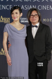 陈可辛携妻子恩爱亮相 吴君如侧身大秀凹凸身材