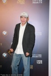 终身成就奖得主侯孝贤亮相后台 捧奖杯表情淡定