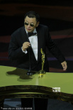 王家衛(wèi)憑“宗師”獲最佳導(dǎo)演獎 自信滿滿舉杯