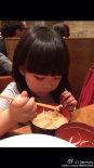 王詩齡吃面萌翻網友 李湘烈焰紅唇出鏡抱愛女