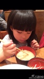 王詩齡吃面萌翻網(wǎng)友 李湘烈焰紅唇出鏡抱愛女