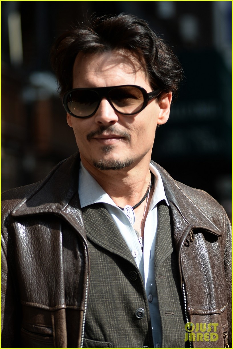 德普中国行做雕塑弹吉他 回纽约卖力宣传露坏笑