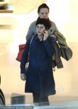 孙俪不理婚变传闻挺肚逛街 看童裙二胎疑为女儿