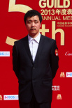 杨瑾西装革履亮相红毯亲切微笑 获青年导演提名