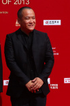 宁浩身穿黑西装亮相红毯 包揽全部提名难掩兴奋