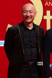 導(dǎo)演張建亞亮相紅毯全程微笑 江平導(dǎo)演親切揮手