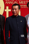 導(dǎo)演張建亞亮相紅毯全程微笑 江平導(dǎo)演親切揮手