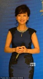 “白娘子”赵雅芝撅嘴卖萌 抱粉丝展女神笑颜