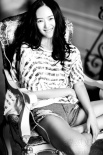 童瑶黑白色调写真动静皆宜 率性俏皮露纤细长腿