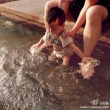 姚晨與兒子三亞親子游 小土豆吃奶、玩水顯呆萌