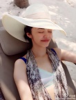 姚晨与儿子三亚亲子游 小土豆吃奶、玩水显呆萌