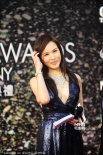 女主持楊崢優(yōu)雅亮相紅毯 低胸長(zhǎng)裙盡顯高挑身材