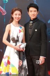 《狂舞派》演员蔡瀚亿登红毯 西装革履表情搞怪