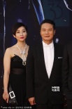 錢嘉樂攜愛妻恩愛亮相 湯盈盈低胸禮服配紅唇
