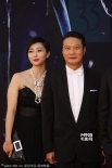 錢嘉樂攜愛妻恩愛亮相 湯盈盈低胸禮服配紅唇