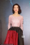 杜鹃红长裙喜庆亮相 角逐最佳女配超模气质尽显