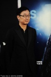 导演陆川低调现身影节红毯 笔挺西装显神采奕奕