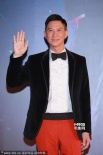 影帝大热门张家辉微笑亮相 橙色裤醒目精神抖擞
