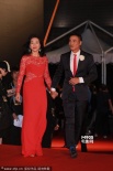 任達(dá)華攜手女伴亮相紅毯 心情大好頻頻揮手致意