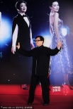 大哥成龙笑容灿烂亮相红毯 招牌式挥手心情好
