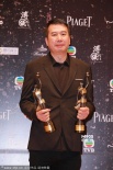 《一代宗師》獲最佳美術(shù)指導(dǎo) 邱偉明捧杯微笑