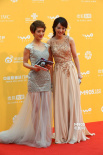 主持人瑤淼、李密率先登紅毯 造型柔美氣質(zhì)婉約
