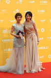 主持人瑤淼、李密率先登紅毯 造型柔美氣質(zhì)婉約