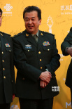 黄宏穿军装英武登红毯 笑意盈盈挥手致意显亲切