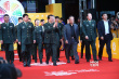 黄宏穿军装英武登红毯 笑意盈盈挥手致意显亲切