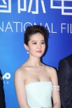 刘亦菲亮片抹胸裙曳地显优雅 高挽发髻微笑迷人