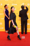 劉璇踩恨天高亮相紅毯 不規(guī)則魚尾裙怪異似修女