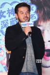 《追爱大布局》首映 陈意涵陈柏霖拍吻戏频笑场