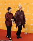 老藝術(shù)家盧燕微笑現(xiàn)身紅毯 揮手致意氣度雍容