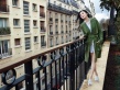秦嵐穿明亮彩衣露光潔美腿 背靠巴黎鐵塔露蠻腰