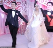 嚴(yán)屹寬新婚歸來設(shè)宴招待賓客 新娘身穿深V婚紗