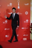 周韦彤穿露背装性感美艳 窦骁面露微笑英俊儒雅
