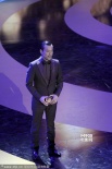廖凡西装笔挺蓄须性感 台上表演诗朗诵紧张忘词
