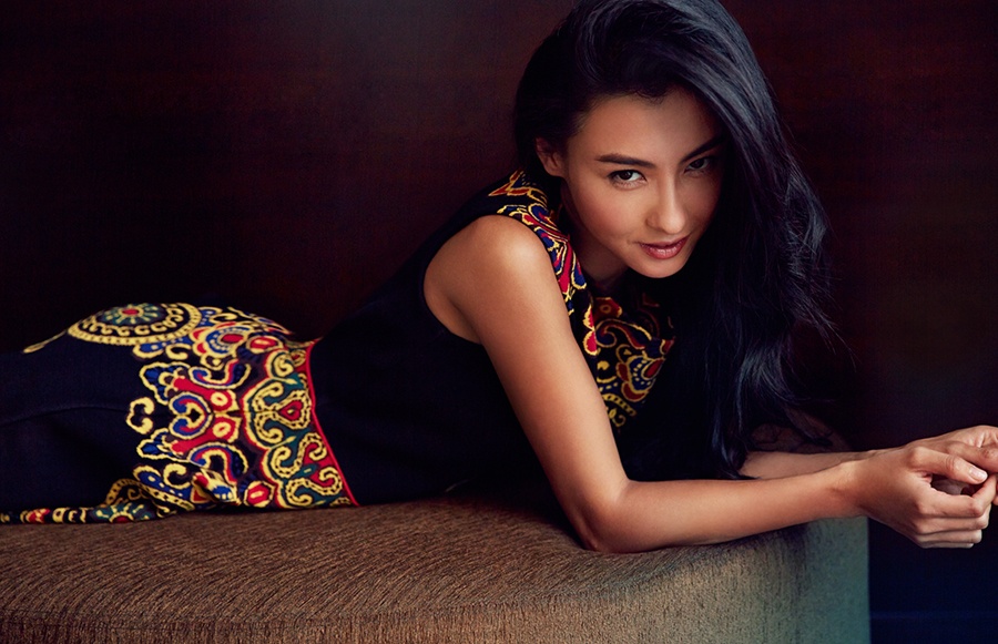 张柏芝身穿民族风短裙秀美腿 眼神清澈释放魅力