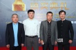《孔二皮進(jìn)城記》主創(chuàng)亮相 淺色西裝革履樸素