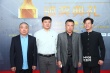《孔二皮进城记》主创亮相 浅色西装革履朴素