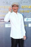 演员吴刚亮相红毯着白衬衫 笑容满面神采奕奕