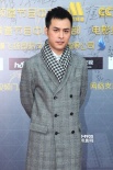 男星范植伟助阵电影百合奖 戴格子围巾英俊帅气