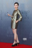 演員殷旭微笑亮相紅毯 金色小禮服耀眼配紅唇