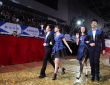 大學生主持人登臺亮相紅毯 笑容清新精神飽滿