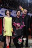 老戏骨斯琴高娃亮相 心情大靓频挥手显和蔼可亲