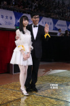 范明攜女兒微笑揮手亮相 父女著裝默契感情親密